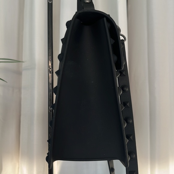 Black rubber satchel with adjustable and removable hardware - Picture 3 of 5